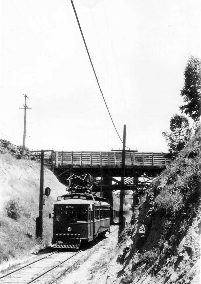 save0015
#271 special car in cut between Broadway and Piedmont station on C line. Note block signal for single track use. J.G.Graham Collection Courtesy of the Oakland History Room
