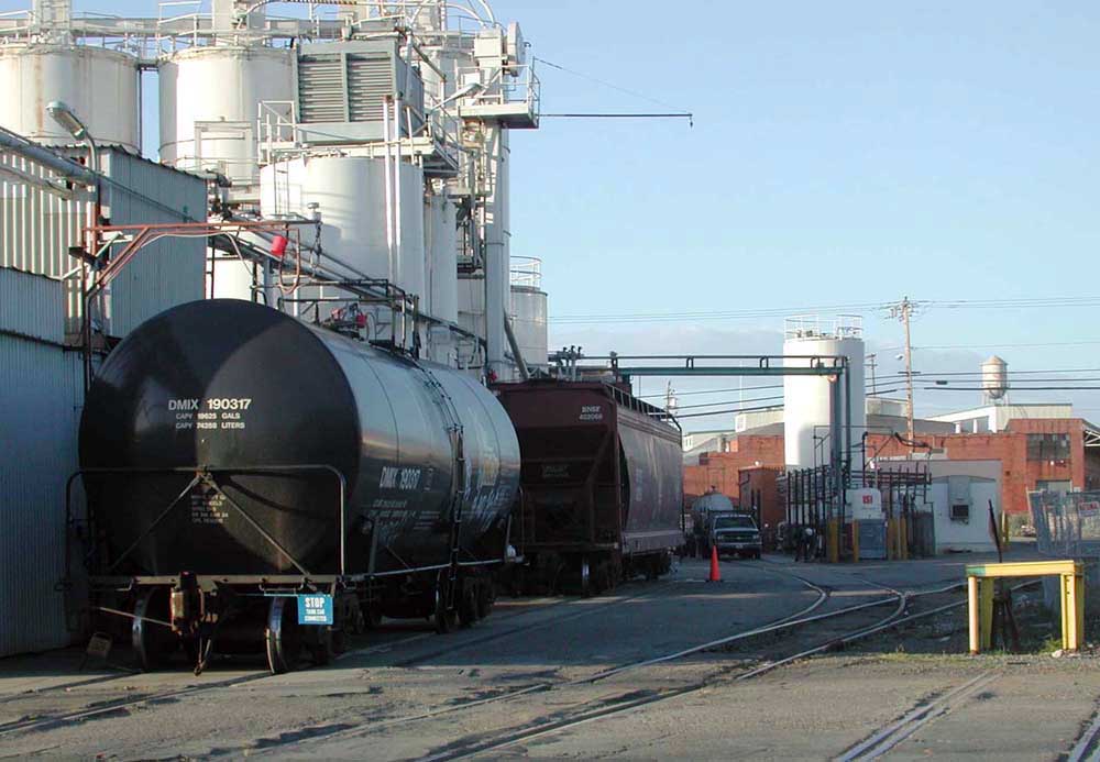 LSI
At 65th St. in Emeryville, this is the look of the former Red Train route just a few years ago. The cars are spotted at the LSI plant. A hopper car is rare here, usually just corn syrup tanks. Although most of the tracks still exist as of this date (12/7/
