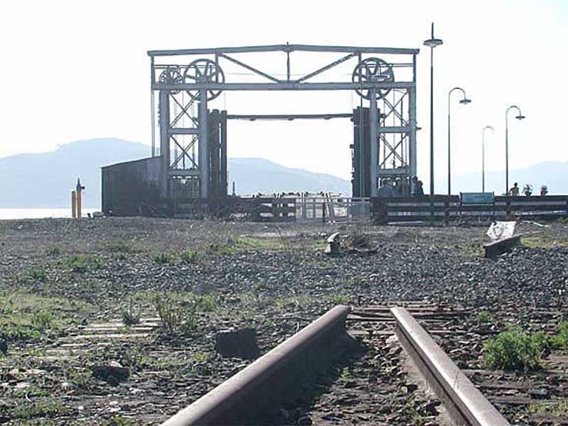 w_FerryPt_Jan03
Santa Fe Railway at Ferry Point Richmond as it is today (Jan 2003). At one time the fleet of Santa Fe tugs and car barges shuttled between Ferry Point (Richmond) and: China Basin (SF); Pier 41 (SF); Alice Street (Oakland); Alameda and Tiburon. <i>Co
