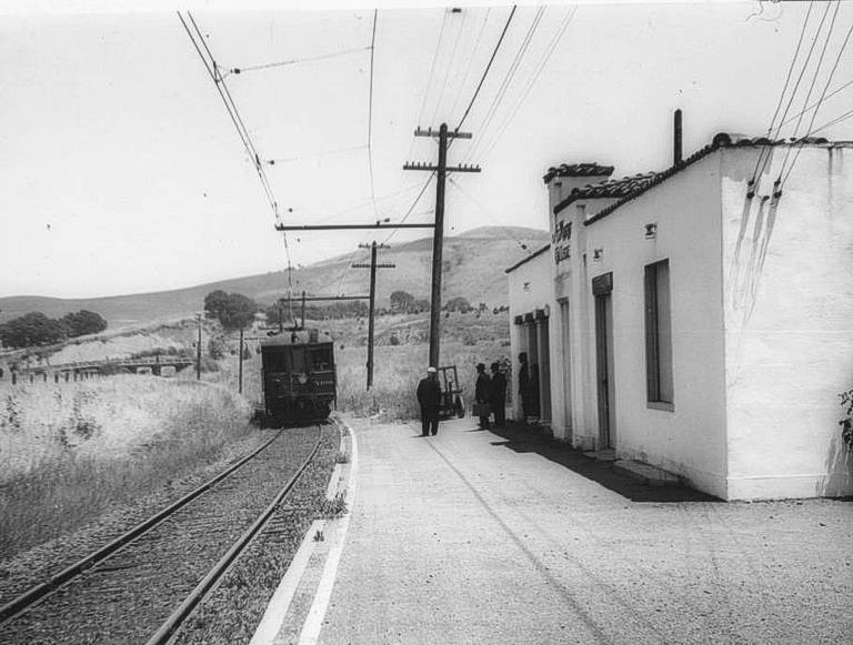 00_80
St. Mary's College station (aka SMC) 6-8-41. St Mary's Rd overpass in background. Click [url=http://www.bayarearailfan.org/gallery/sn/stmarys1]here[/url] to see a similar photo 60+ years later. Photo from Joe McTique collection

