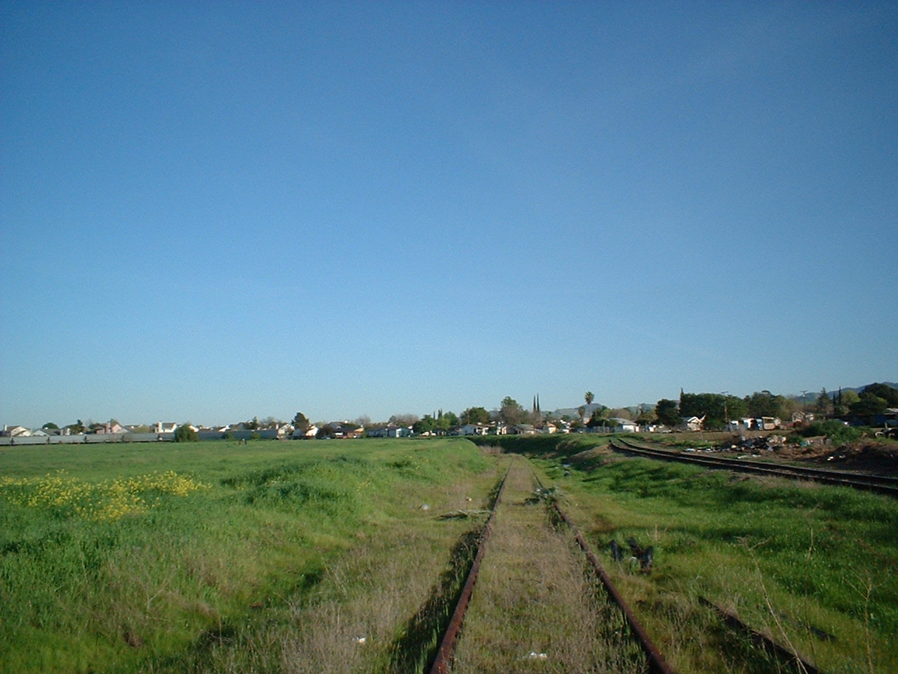 2004_0313_164859AA
After passing MacAvoy Road grade crossing, this is the approach to the subway under the BNSF (ex ATSF) and UP (ex SP) in West Pittsburg. Surprisingly, all of the rails are still intact! The track on the right is not SN related. It is a storage track th
