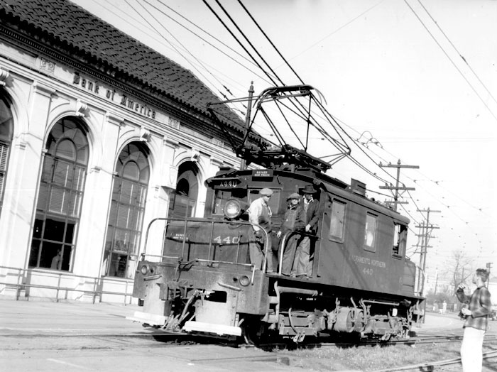 41stsanpablo
SN locomotive at 41st and San Pablo next to the still standing former Bank of America building. J.G.Graham Collection Courtesy of the Oakland History Room
