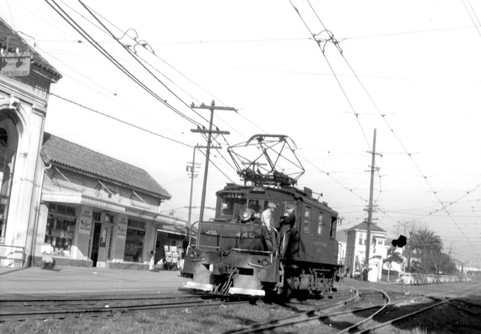 41stsanpablo2
SN locomotive at 41st and San Pablo next to the still standing former Bank of America building. J.G.Graham Collection Courtesy of the Oakland History Room
