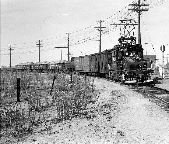 Broderick_looking_West
This is a view of Broderick, looking West. The track to the left is the mainline to Oakland. The track on the right is the Woodland Branch.
