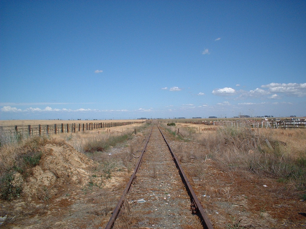 DSCF0005
This is the track that was built to connect the formerly isolated Vacaville-Susuin Branch with the rest of the SN System. It was taken near Cannon and the entrance to Travis Air Force Base, looking due East. This track is now owned by the Western Railwa
