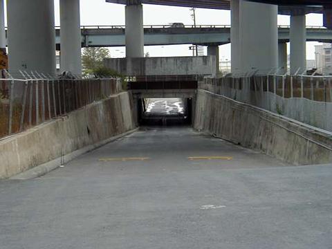 SN_Key_System_Underpass_under_SP_Oakland
This is a view of the Key System-SN underpass in Emeryville (Oakland) under the UP (SP) mainline. This view is looking West towards the Bay Bridge and the former Key System yard.
