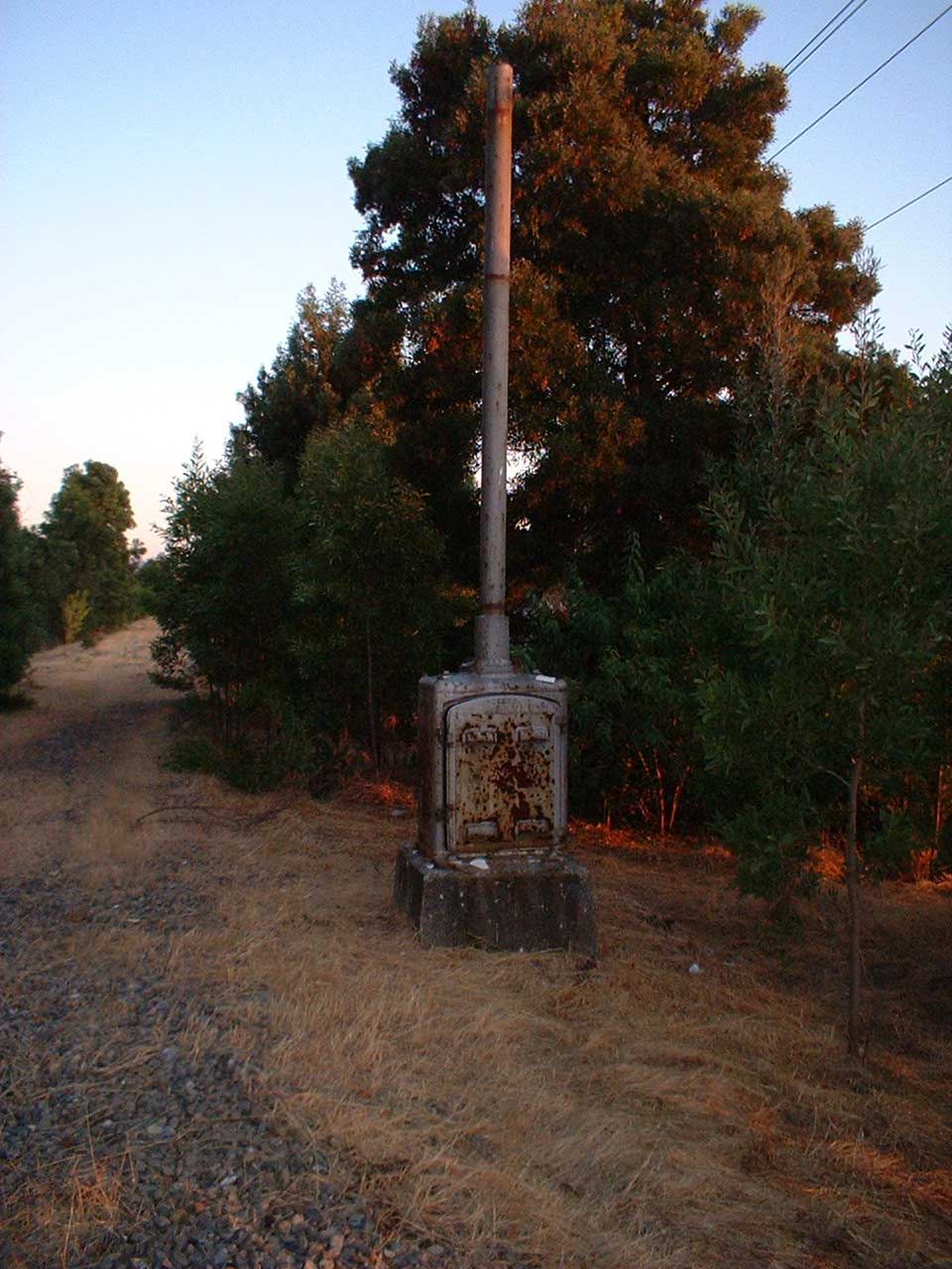 SN_Signalpost_Clyde
I was surpirsed to find this signal mast still standing in Clyde. This signal used to be the interlocking signal protecting the junction with the Naval Weapons Station Railway.
