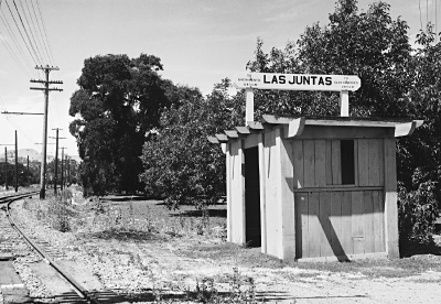 Sacramento_Northern_Las_Juntas_Crossing_022
This shelter was located at Las Juntas, where the SN crossed the SP Avon-Radum line. From what I understand, lots of freight was interchanged here, but not passengers. The SP Avon-Radum line was removed in 1978.
