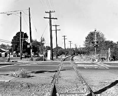 Sacramento_Northern_North_6th_Street_Concord_025
This is the North 6th Street crossing in Concord, as it appeared in the early 1970's. By that time, very little traffic traveled on the line, and it was soon removed back to Clyde. BART now crosses under this same location.
