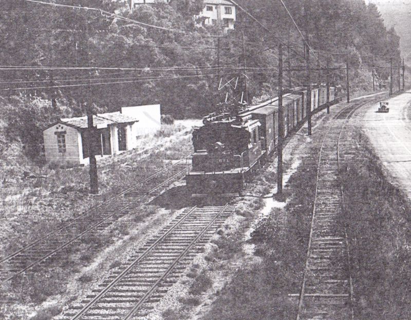 d28
This is a photocopy of an image. This a great photo that shows the layout and location of the Havens station stop. Note the overgrown ROW in front of the station. You can also clearly see Shephard Canyon Rd on the right and Paso Robles as the train crosse
