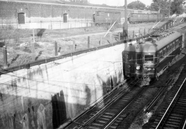 sn1008
SN #1008 run #29 westbound entering subway on way to KS pier before bridge. Date unknown. <i>J.G. Graham Collection</i>
